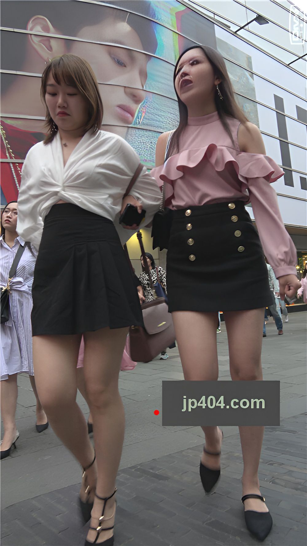 漂亮的粉衣黑裙美女[2.23G/MP4]