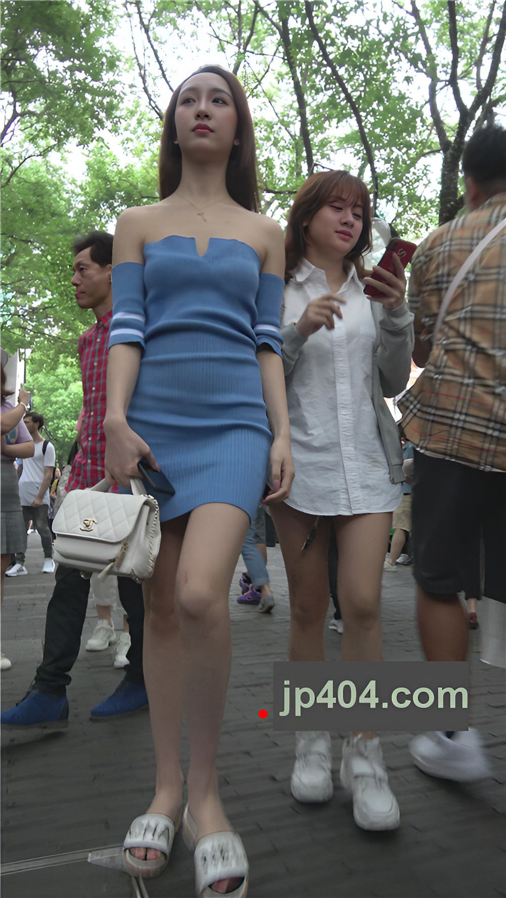 漂亮的蓝色连体裙美女[1.46G/MP4]