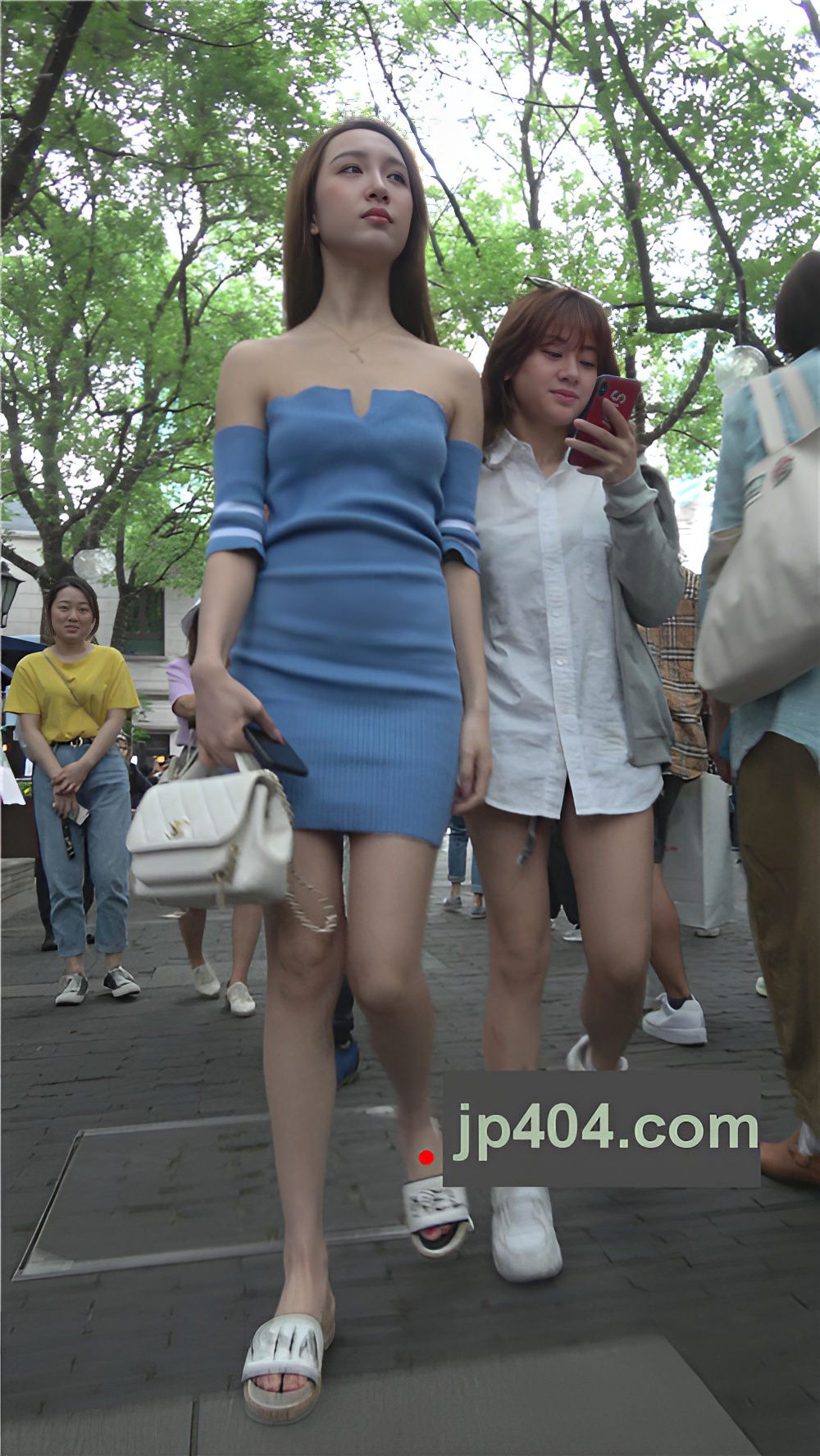 漂亮的蓝色连体裙美女[1.46G/MP4]