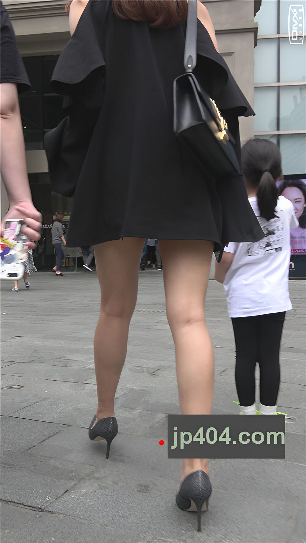 黑衣裸腿小姐姐[1.83G/MP4]