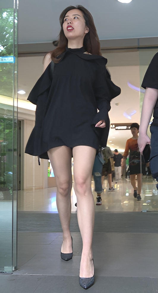 黑衣裸腿小姐姐[1.83G/MP4]