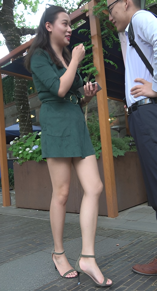 绿色套装墨镜小姐姐[1.43G/MP4]