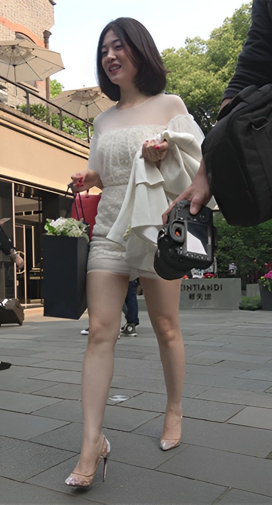 短发白色连衣套装小姐姐[1.52G/MP4]