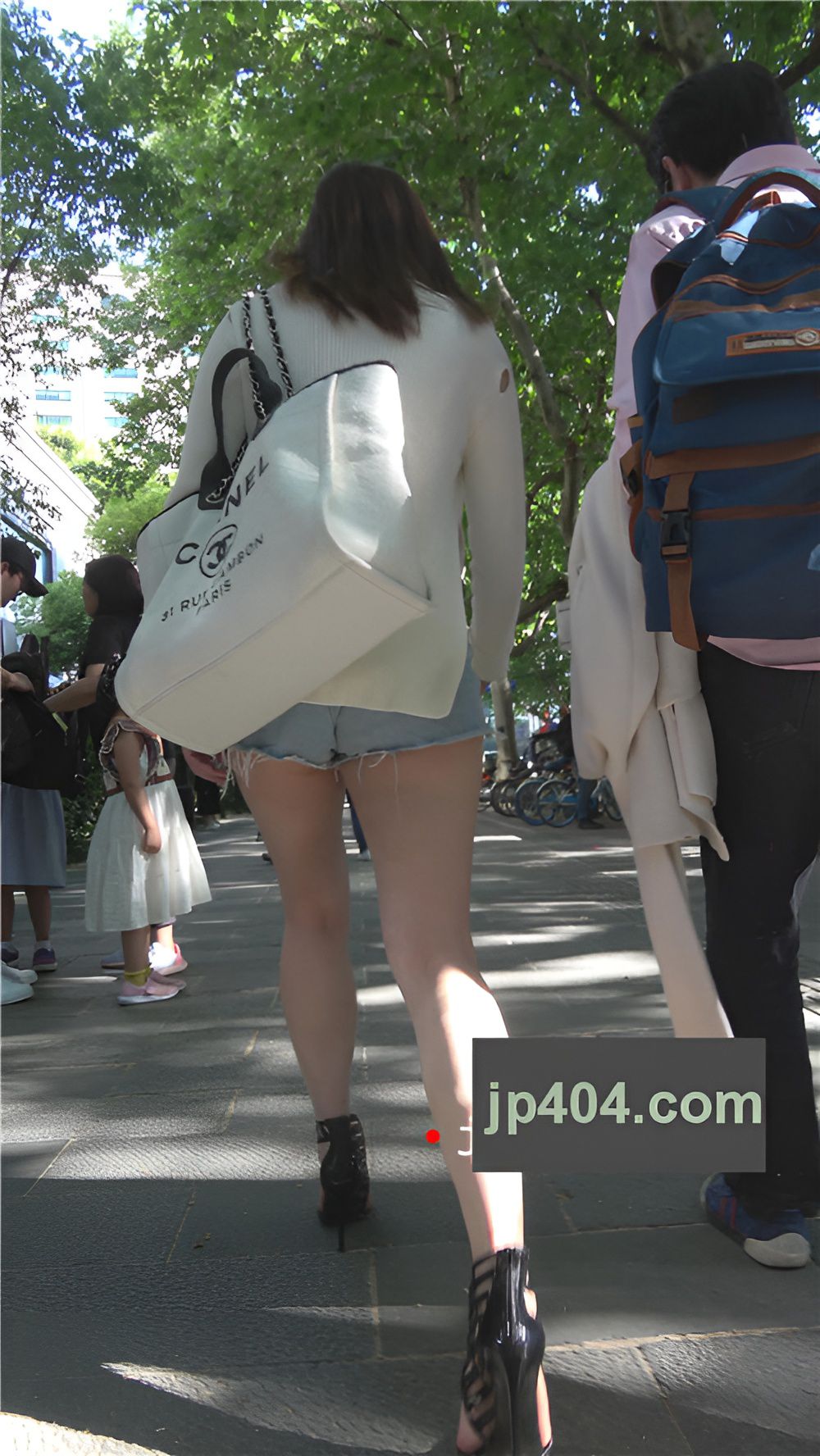 白嫩美腿牛仔热裤小姐姐[1.68G/MP4]