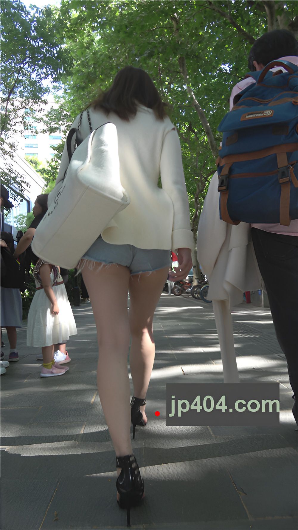 白嫩美腿牛仔热裤小姐姐[1.68G/MP4]