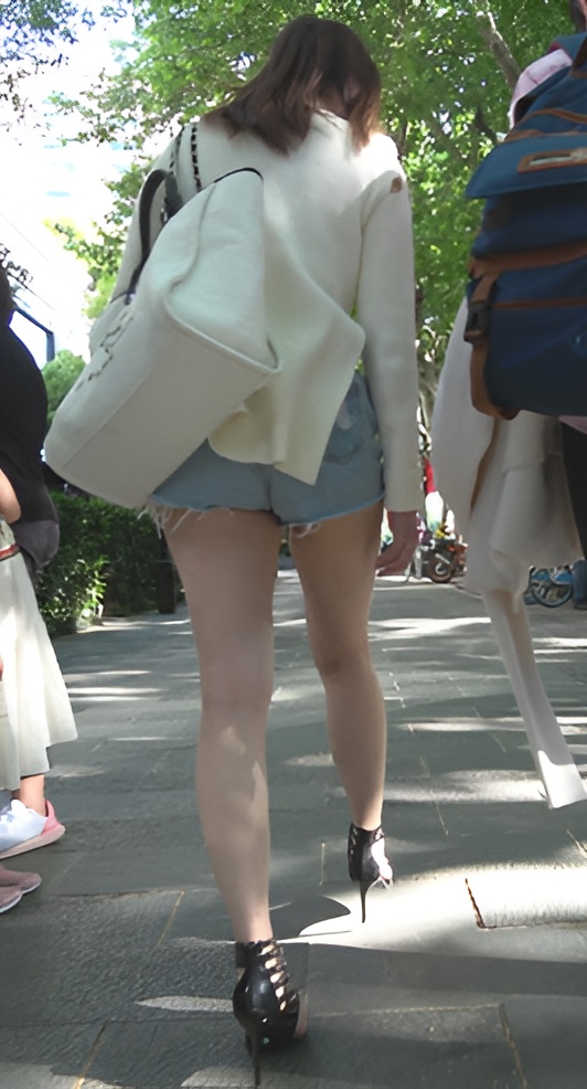 白嫩美腿牛仔热裤小姐姐[1.68G/MP4]