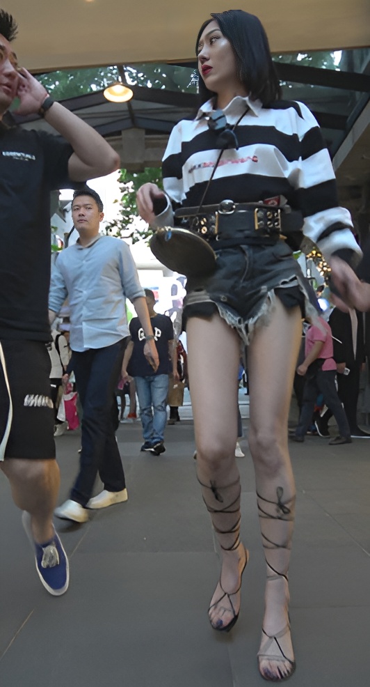 漂亮的长腿黑色热裤美女[1.63G/MP4]