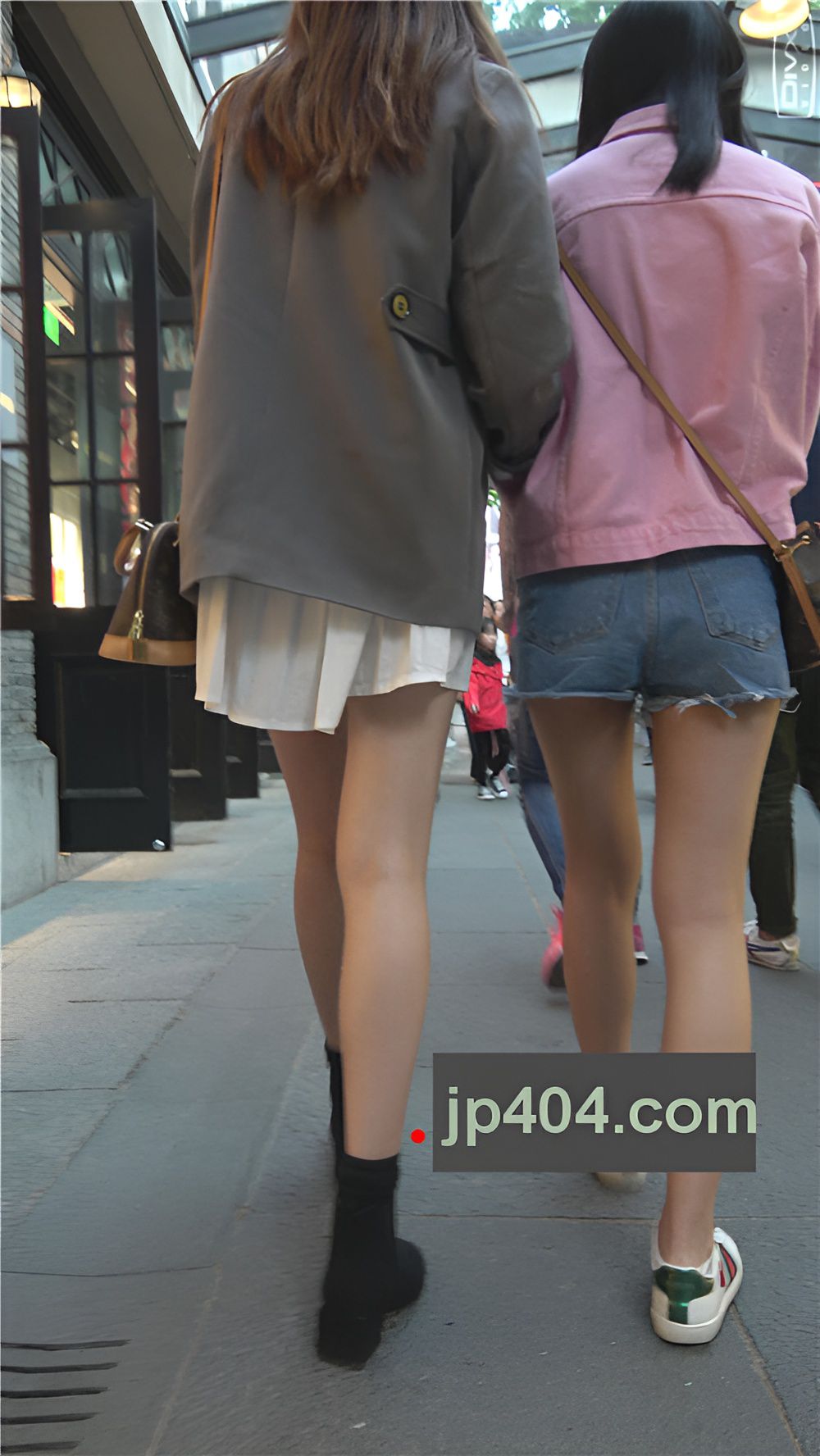 漂亮的白色短裙清纯小姐姐[1.52G/MP4]