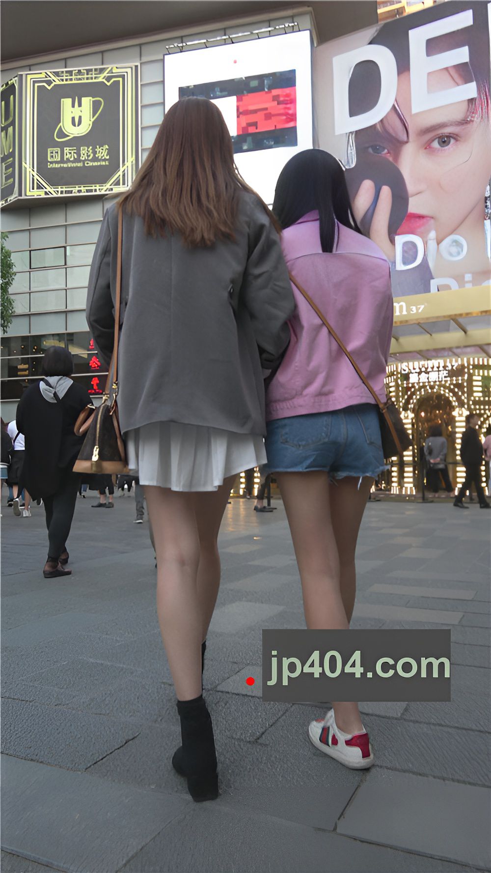 漂亮的白色短裙清纯小姐姐[1.52G/MP4]