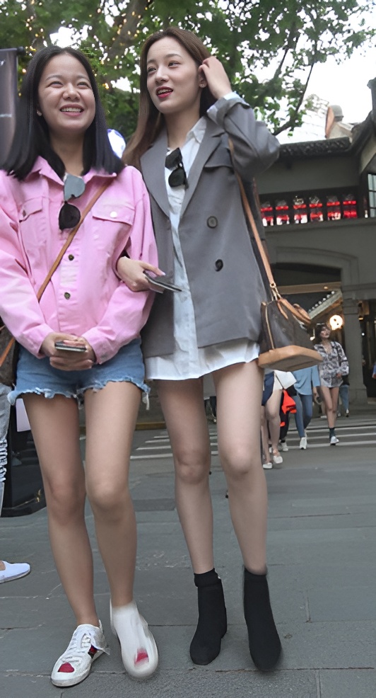 漂亮的白色短裙清纯小姐姐[1.52G/MP4]