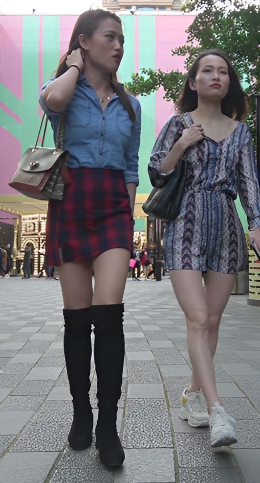 两个逛街的小姐姐[1.24G/MP4]