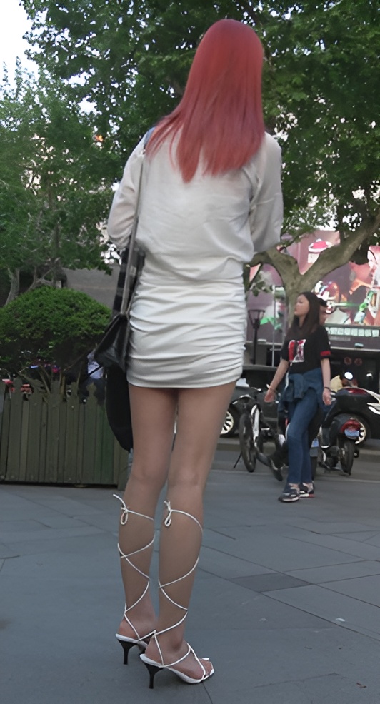 红发白色包臀裙妹子[1.26G/MP4]