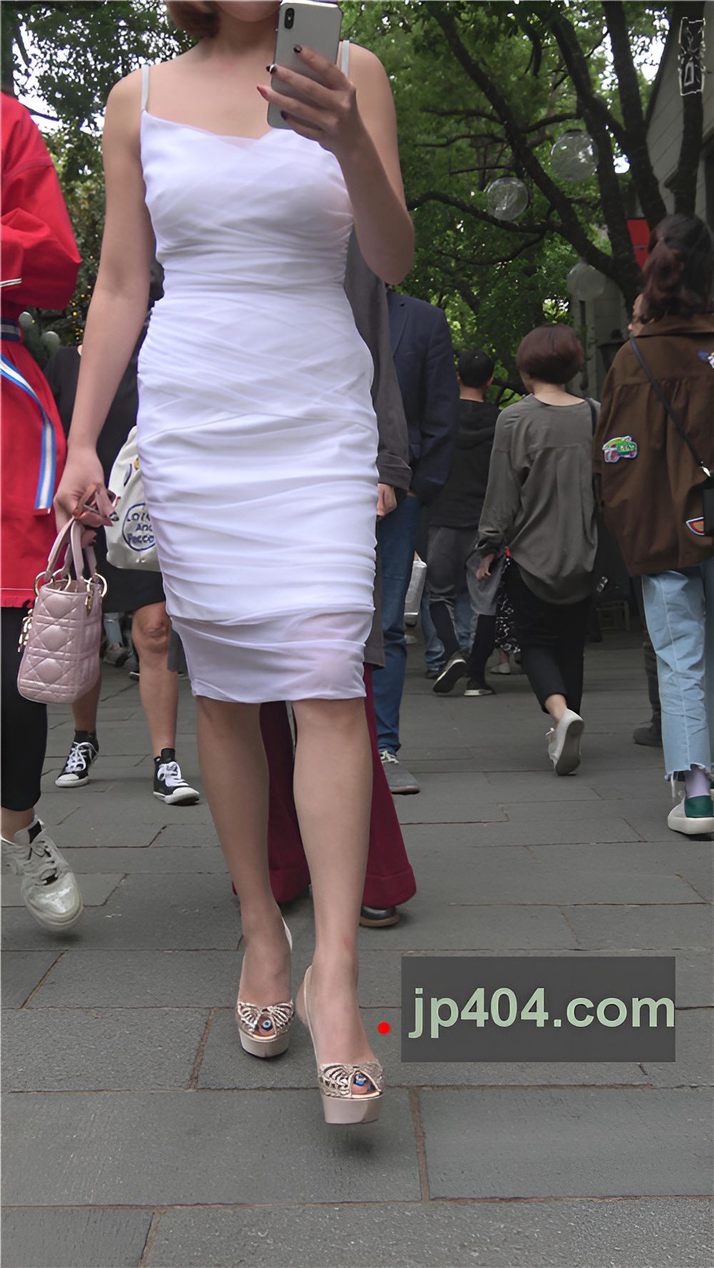 漂亮的吊带连体衣美女小姐姐[1.32G/MP4]