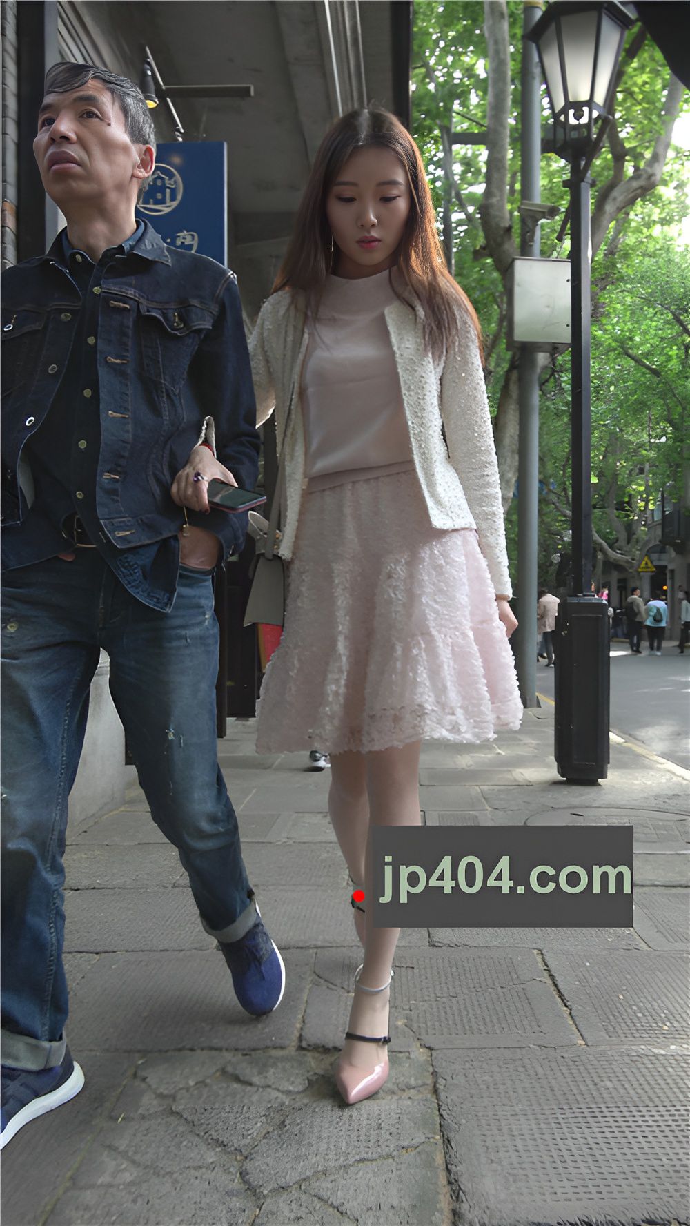 和父亲一起逛街的粉裙小姐姐[1.02G/MP4]