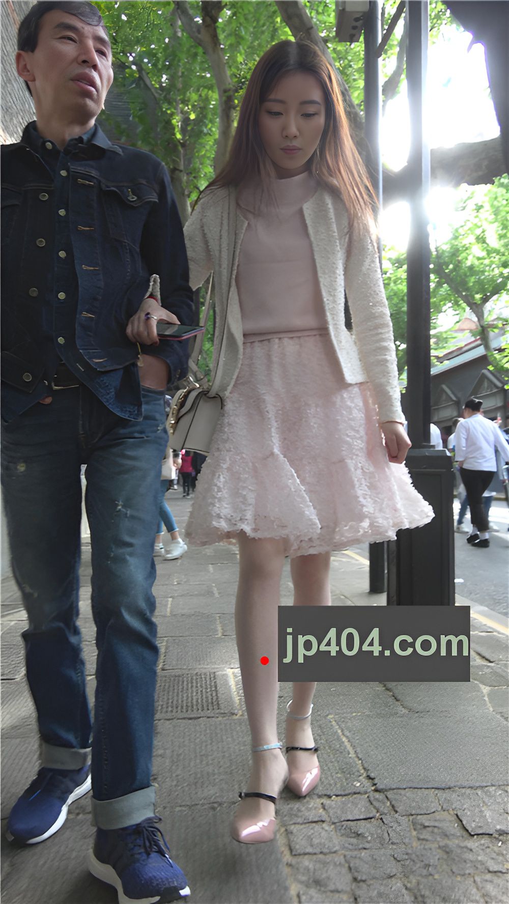 和父亲一起逛街的粉裙小姐姐[1.02G/MP4]