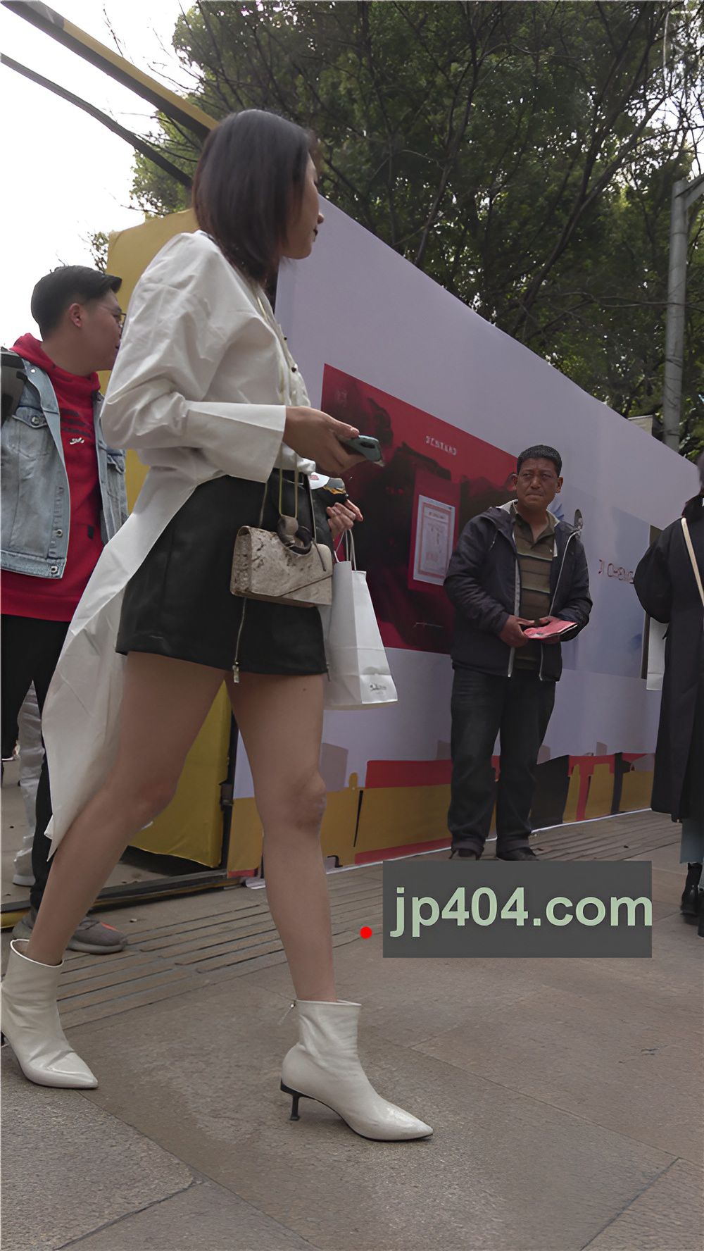 漂亮的白嫩美女小姐姐[1.37G/MP4]