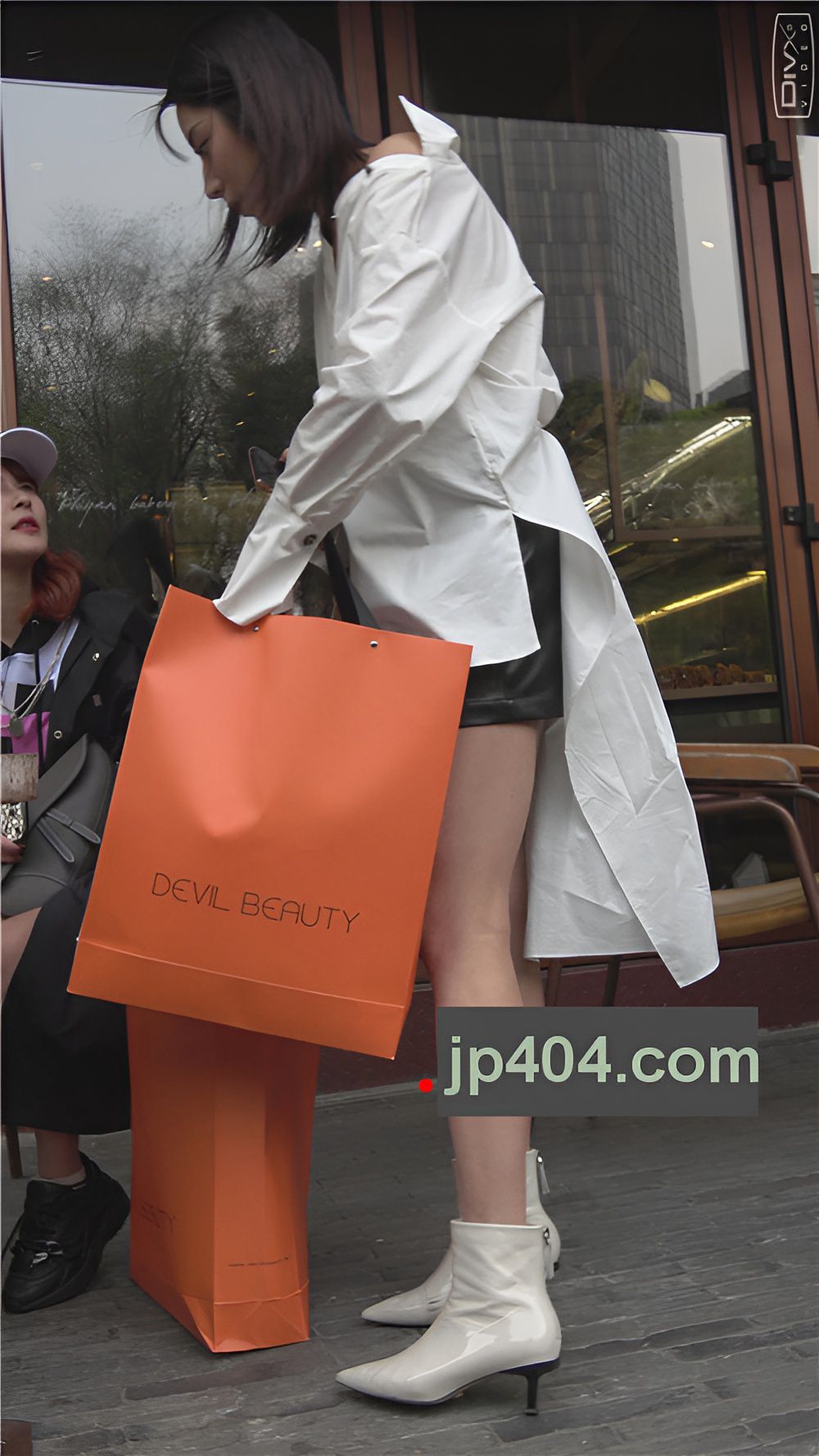 漂亮的白嫩美女小姐姐[1.37G/MP4]