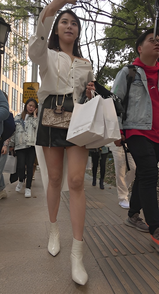 漂亮的白嫩美女小姐姐[1.37G/MP4]