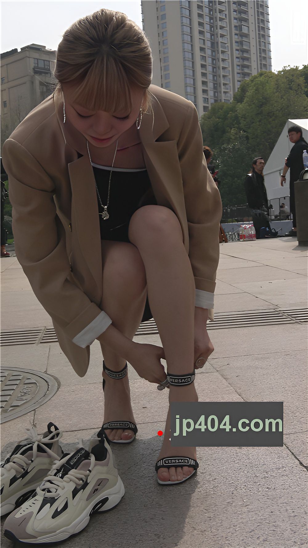 换鞋的漂亮黄发美女小姐姐[619M/MP4]