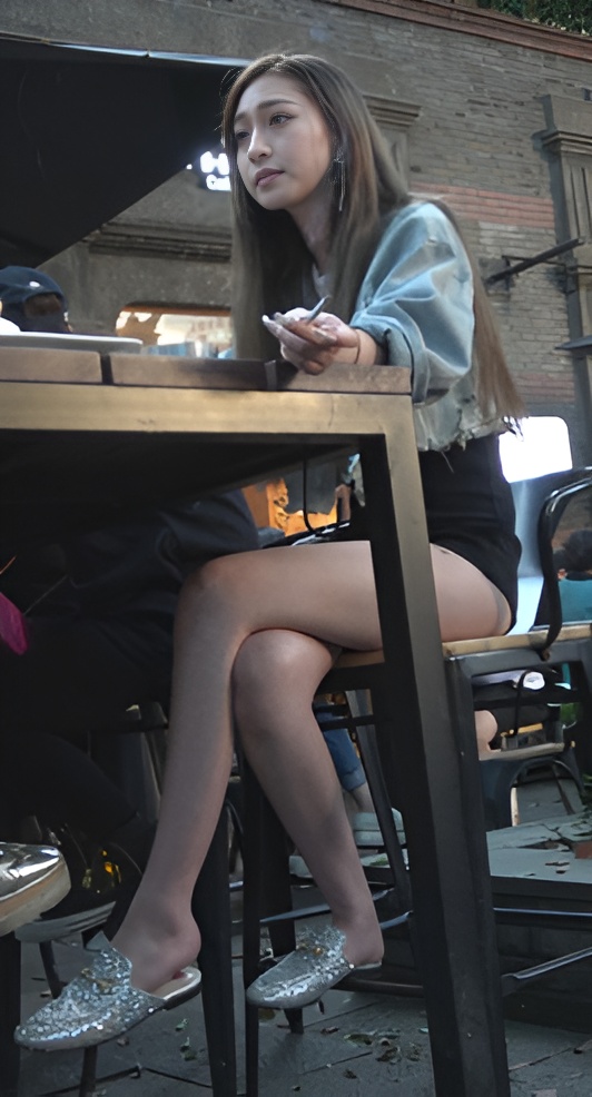 吸烟的漂亮气质美女[1.88G/MP4]