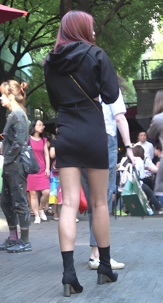 黑色包臀裙红发妹子[2.08G/MP4]