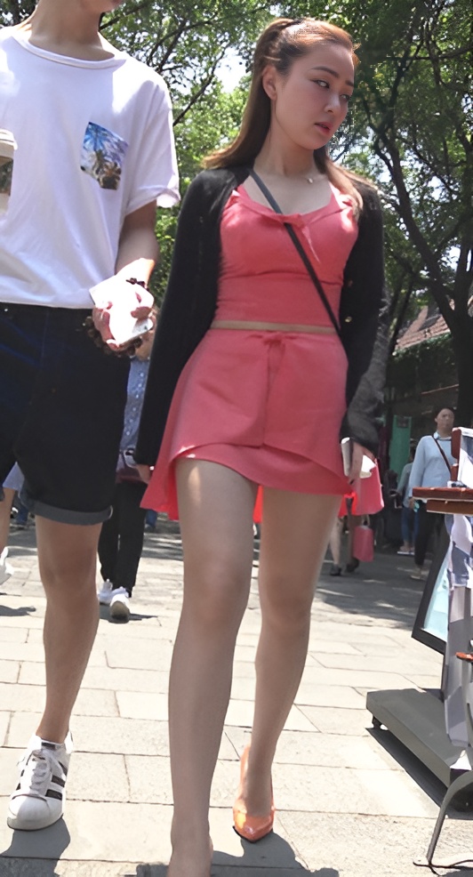 粉色连衣裙小美女[531M/MP4]