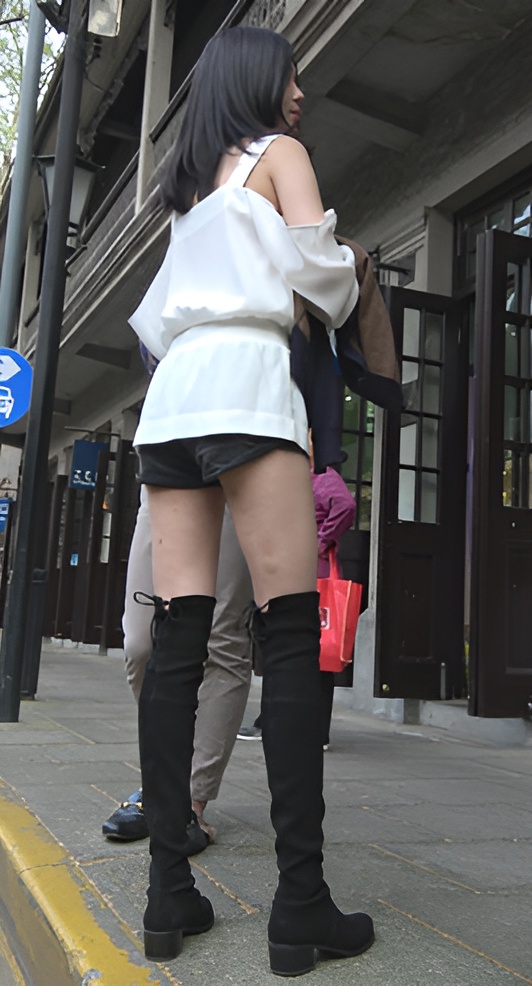 长腿黑色高靴美女[1.85G/MP4]