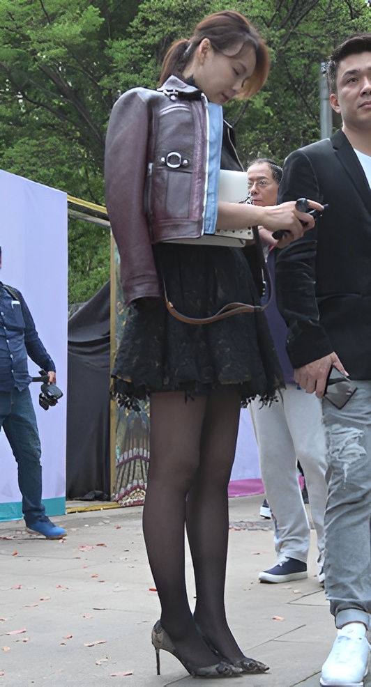 玩手机的黑丝美女[1.36G/MP4]