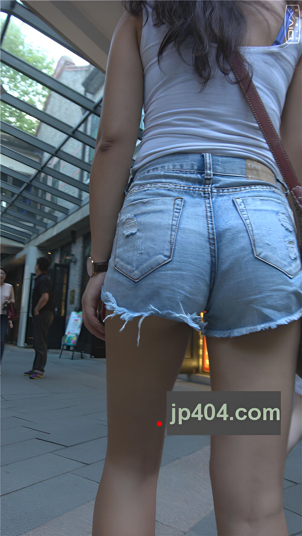 裸腿牛仔热裤妹子[1.27G/MP4]