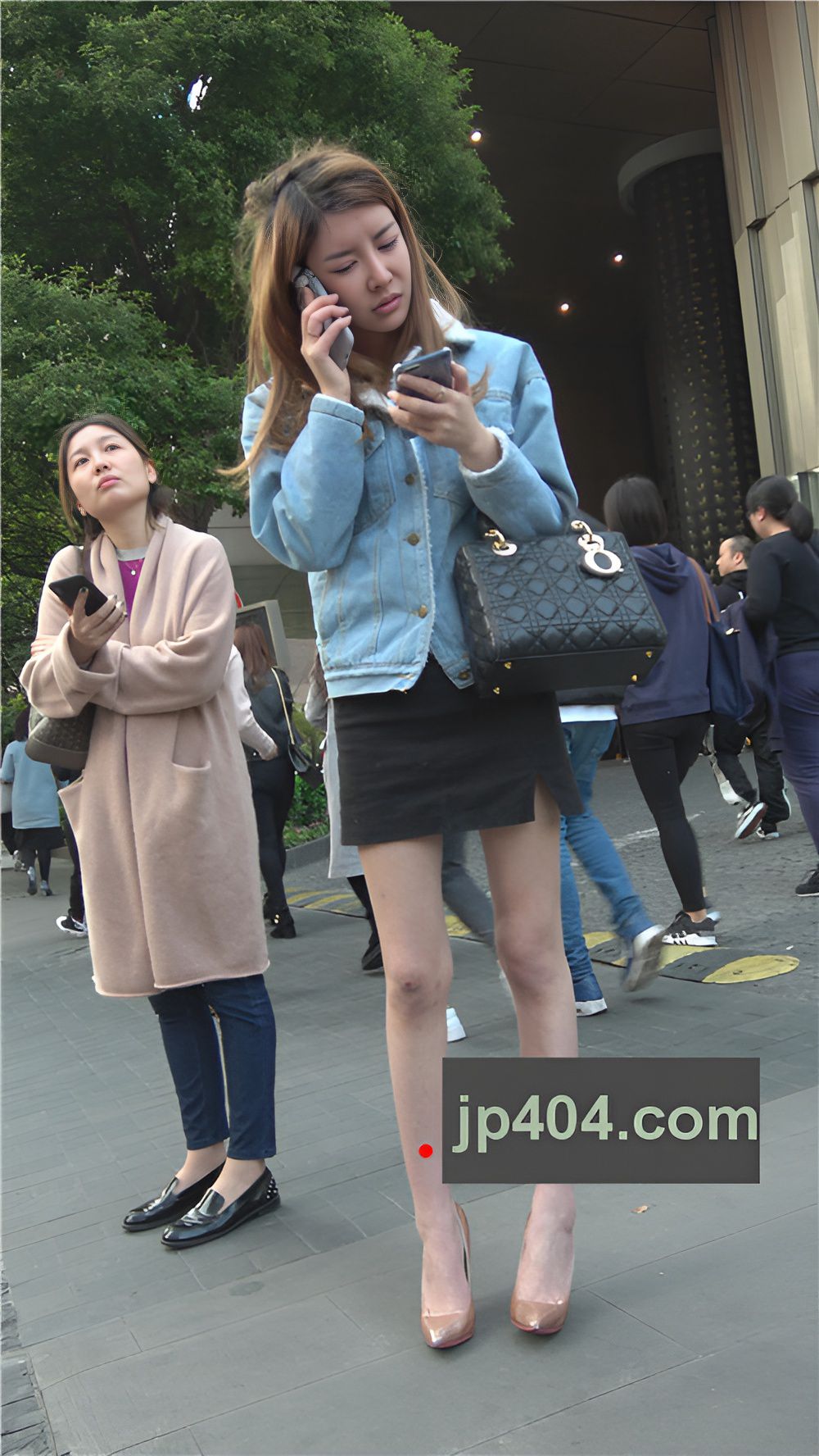 一直在看手机的小姐姐[1.32G/MP4]