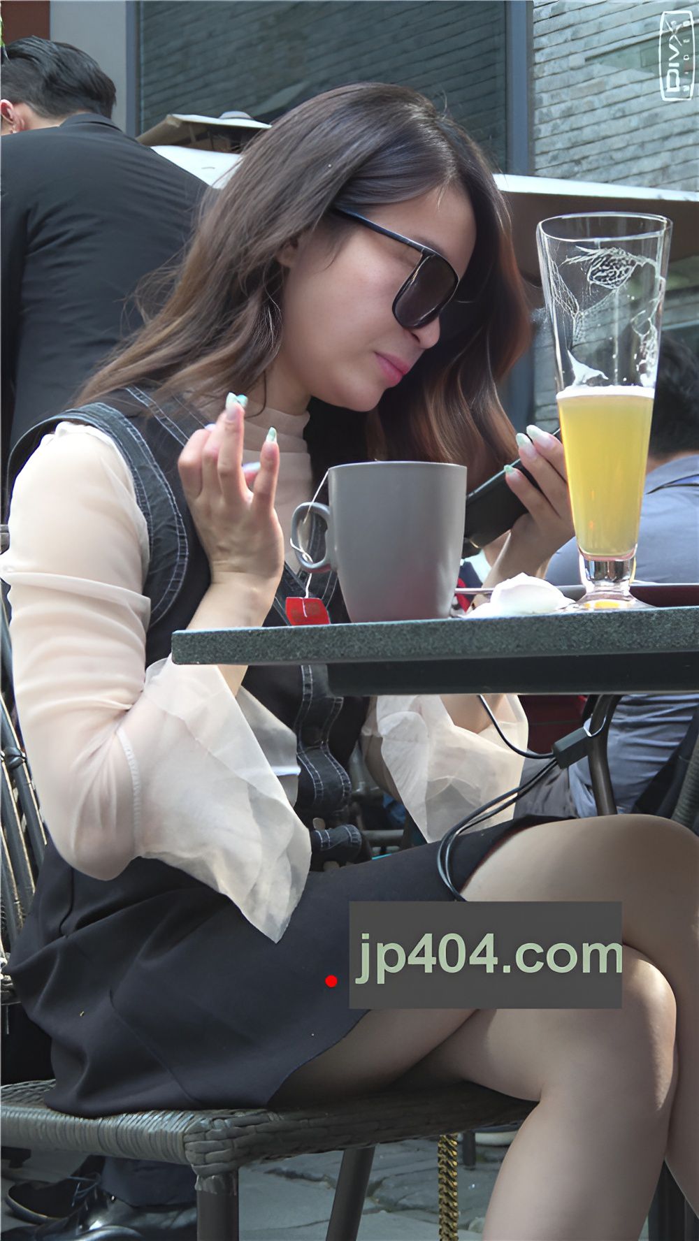 路边喝饮料的小姐姐[1.16G/MP4]