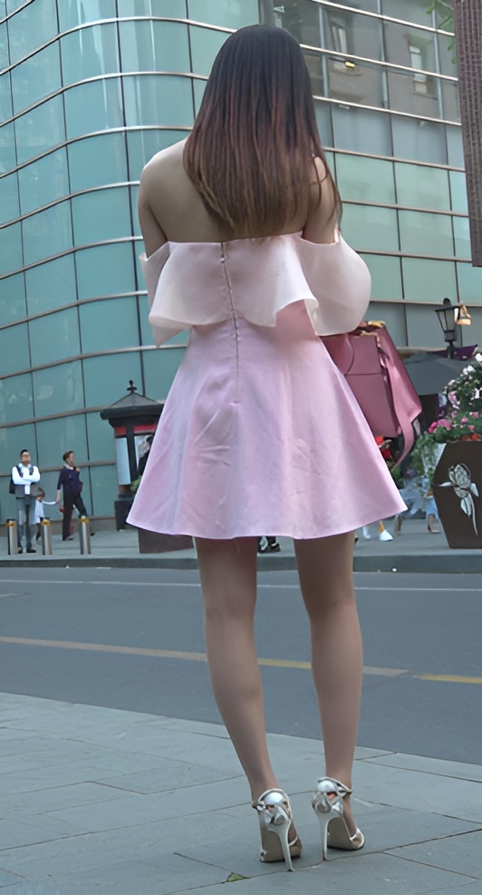 粉色连衣裙小姐姐[1.09G/MP4]