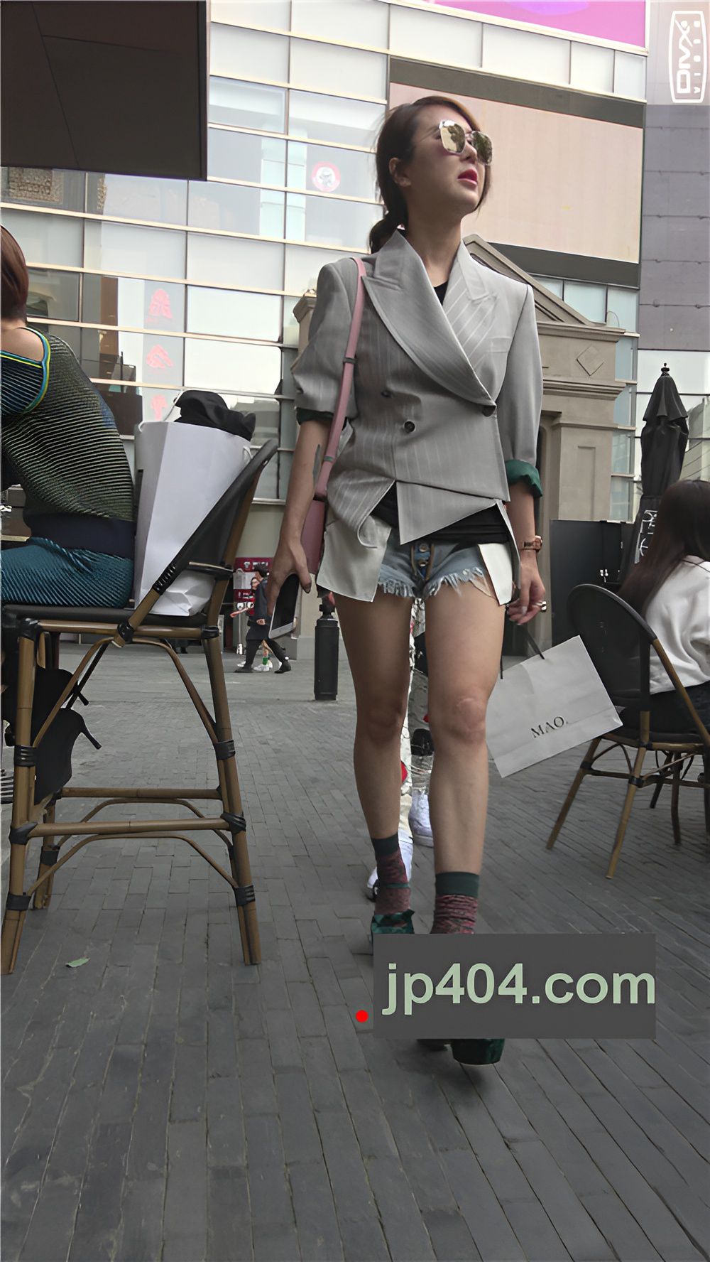 墨镜裸腿小姐姐[1.75G/MP4]