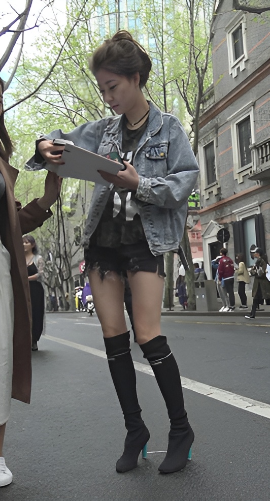 黑色高靴小姐姐[1.26G/MP4]