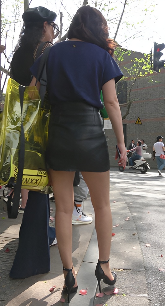 高腰皮裙小姐姐[1.44G/MP4]