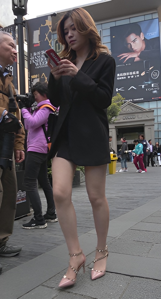 玩手机的黄发妹子[915M/MP4]