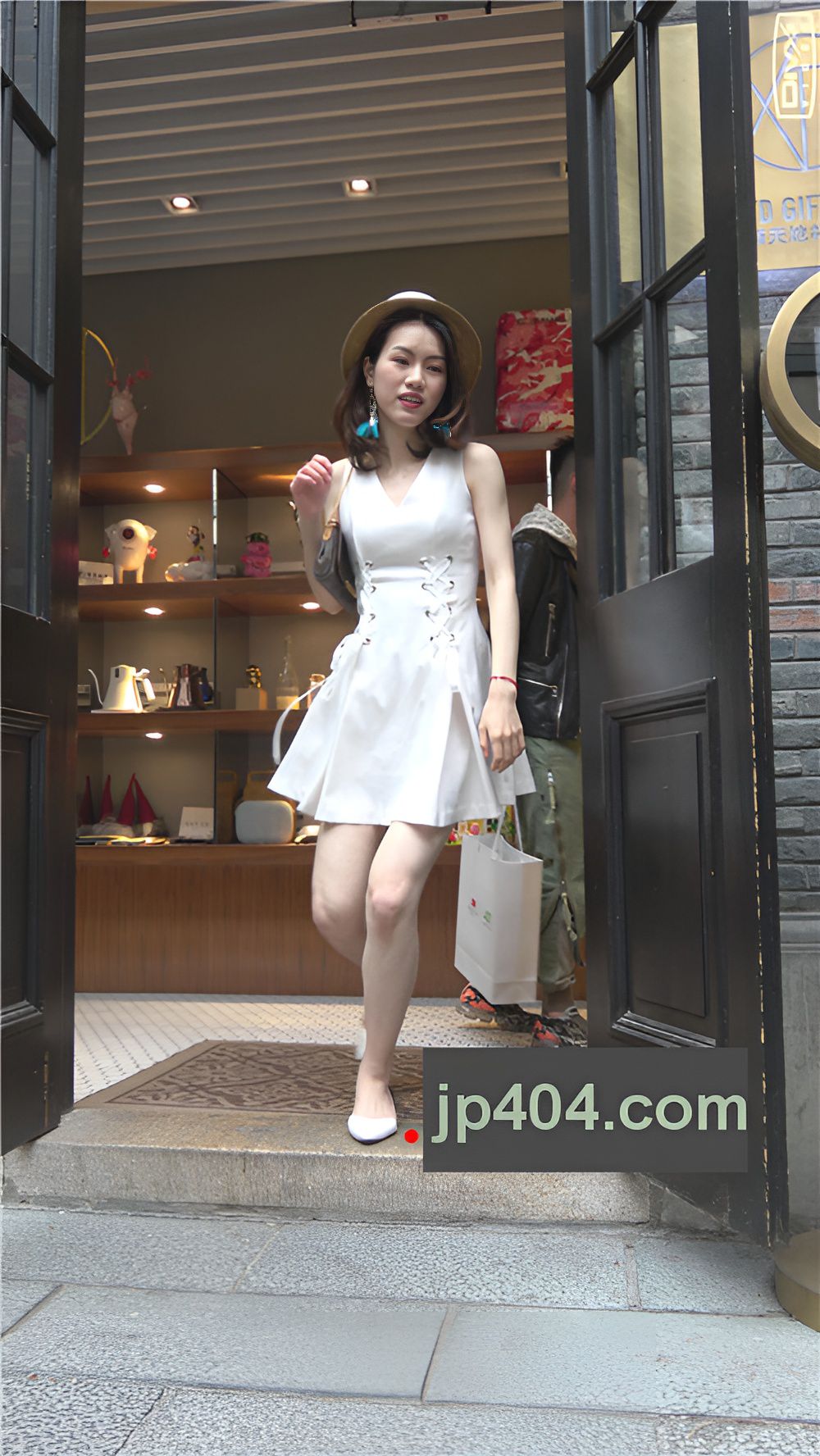 漂亮的白色连衣裙小姐姐[1.26G/MP4]