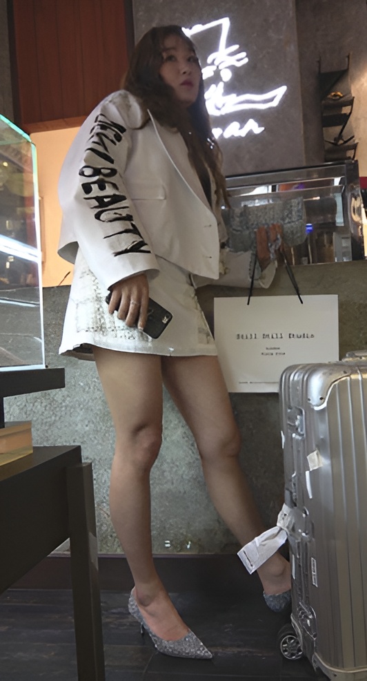 和闺蜜一起逛街的两个小姐姐[925M/MP4]