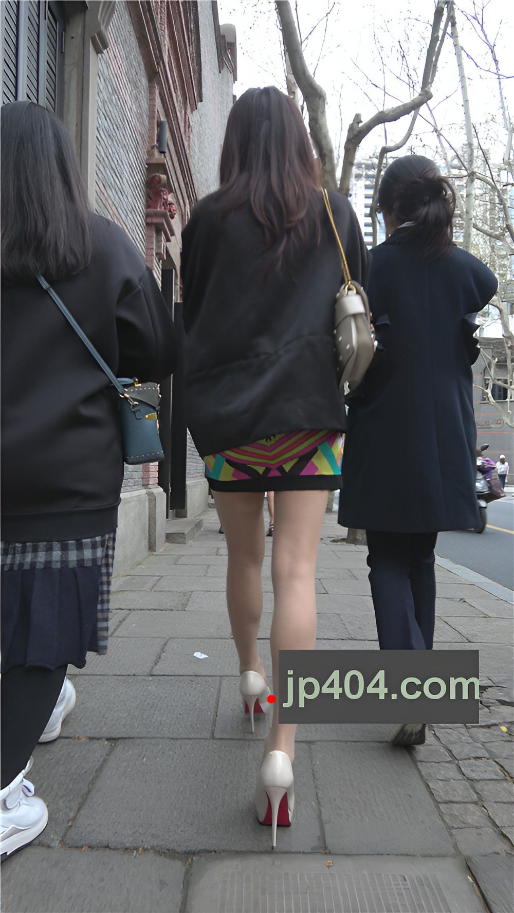 高跟包臀裙小姐姐[486M/MP4]