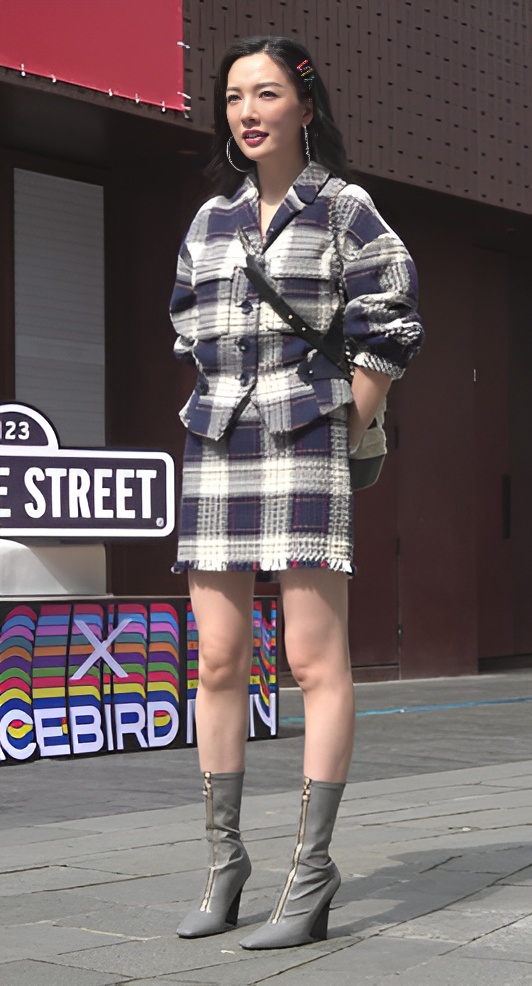 大耳环卷发小姐姐[1.05G/MP4]