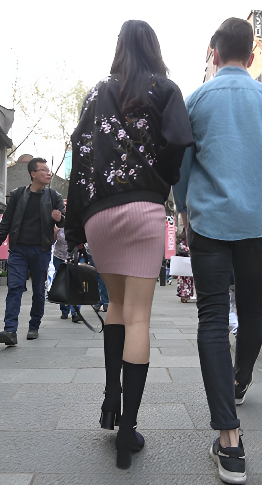 粉色连体裙漂亮的高挑小美女[1.48G/MP4]