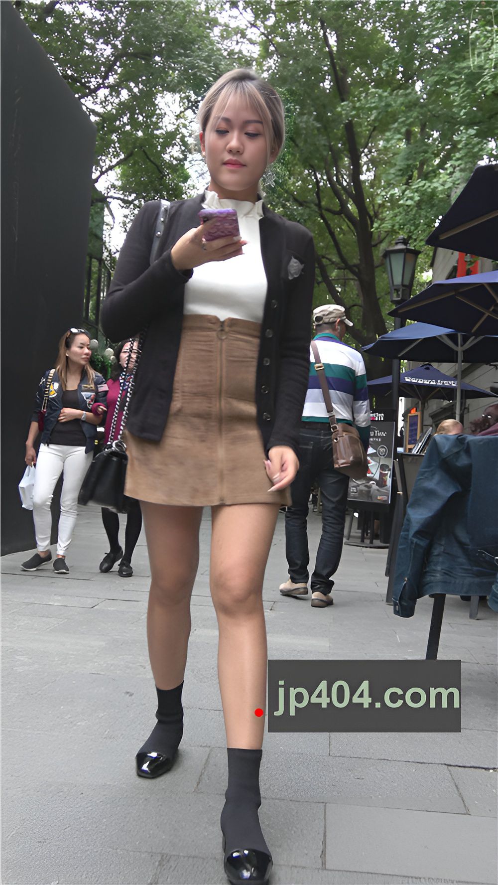 高腰棕色裙小姐姐[1.14G/MP4]