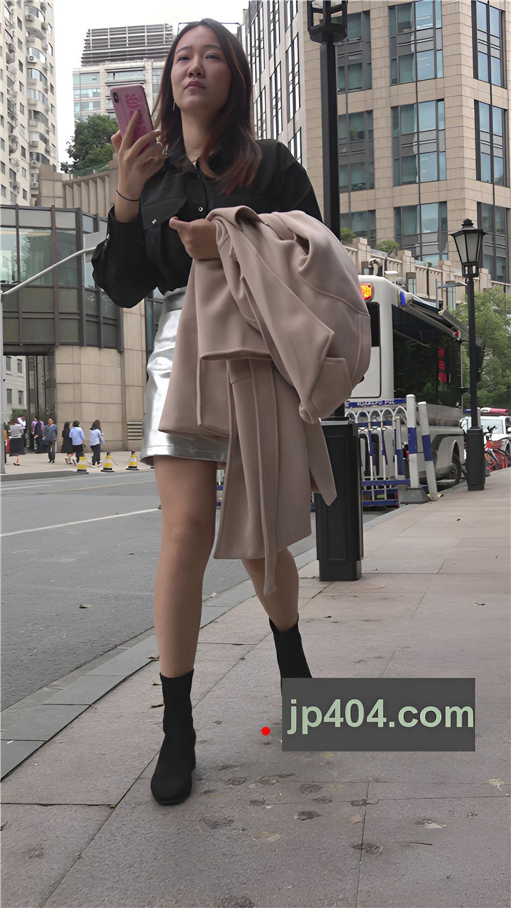 银色皮裙小姐姐[1.46G/MP4]