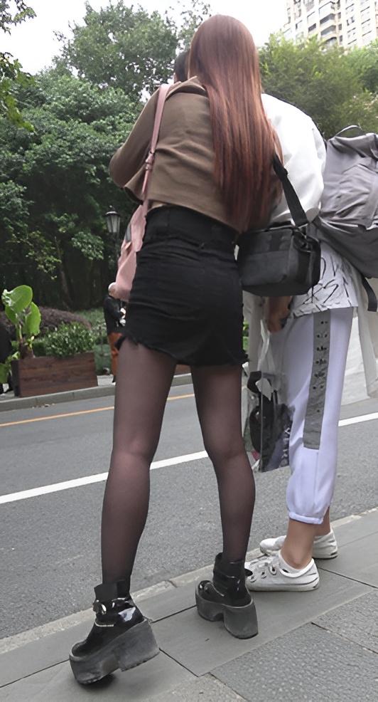 黑丝漂亮的小姐姐[1.35G/MP4]