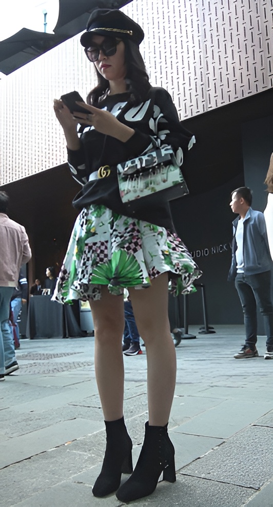 戴帽子的墨镜小姐姐[1.41G/MP4]