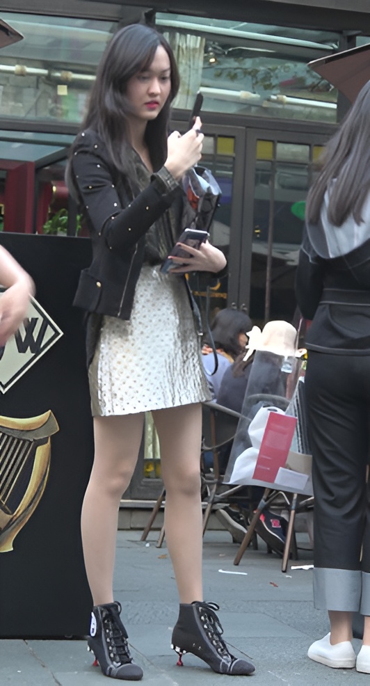 非常漂亮的银裙小姐姐[1.61G/MP4]