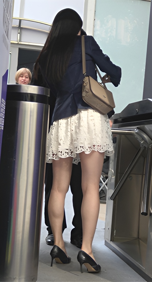 漂亮的白裙气质美女[1.04G/MP4]