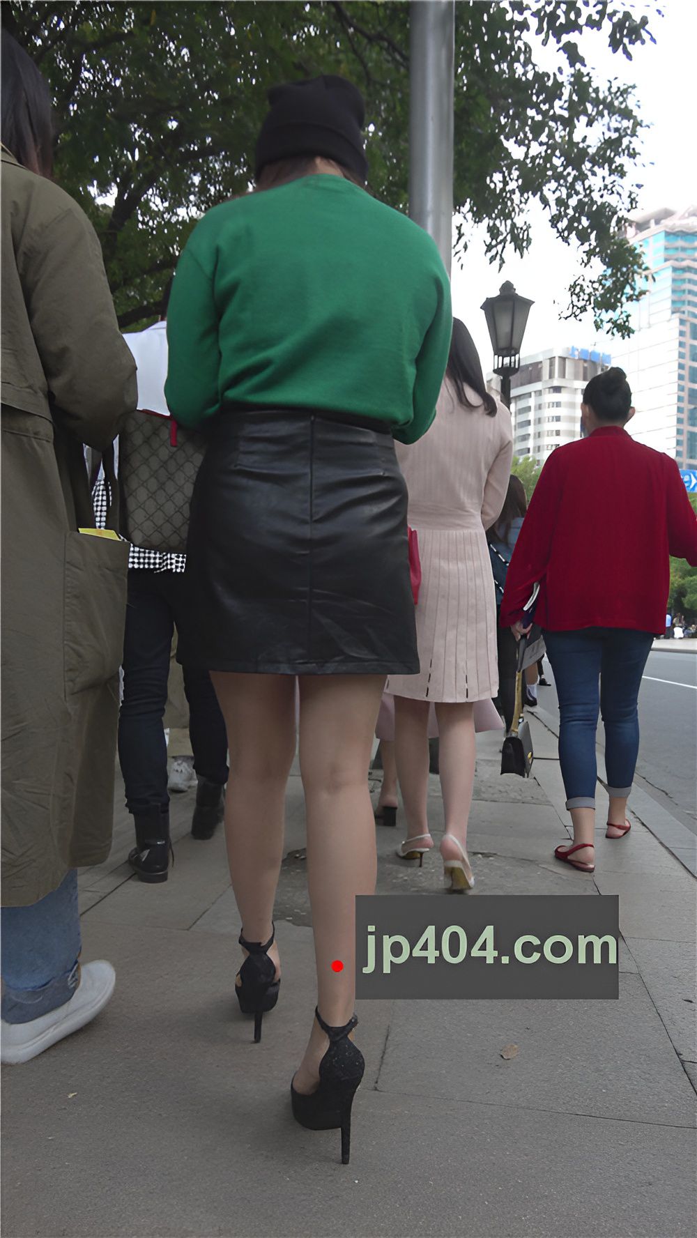 漂亮的绿衣皮裙小美女[1.07G/MP4]