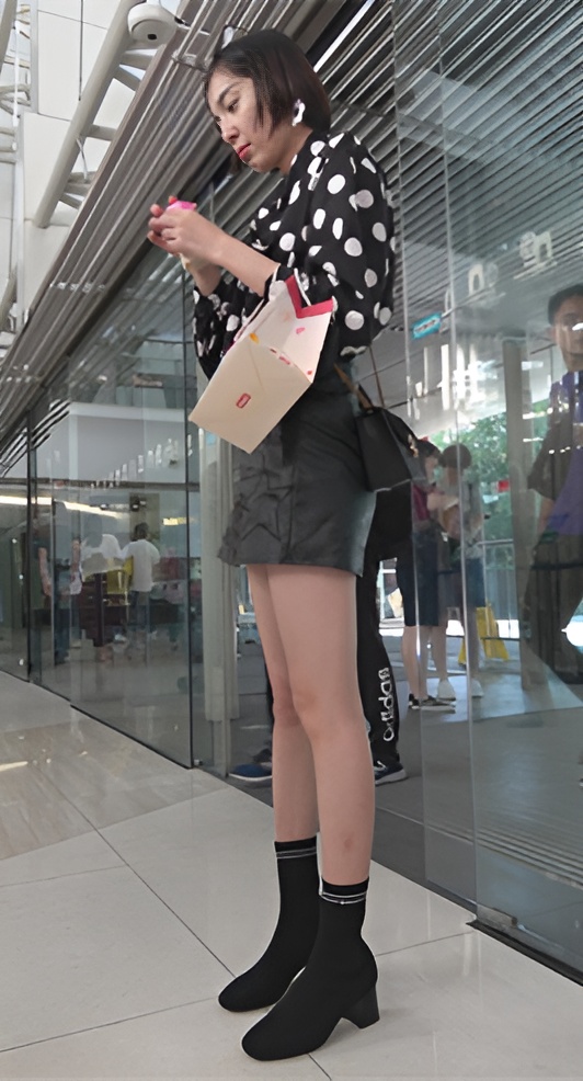 黑色小皮裙短发小姐姐[1.56G/MP4]