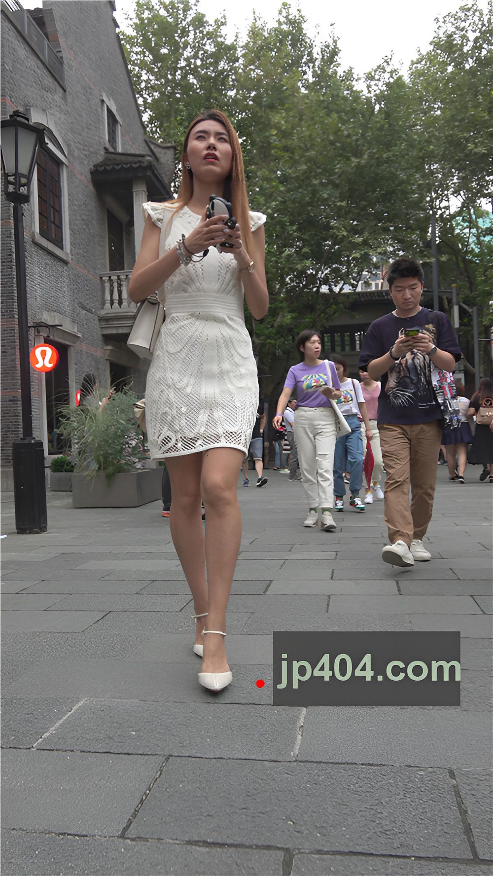 连体白色包裙美女[1.04G/MP4]